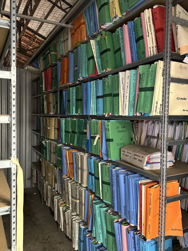 Quelles sont les étapes pour déménager un cabinet d’avocat à Bordeaux en protégeant les dossiers confidentiels et le mobilier de bureau ancien ?