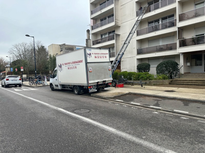 Location de monte-meubles à Bordeaux centre : solution immédiate pour vos meubles encombrants