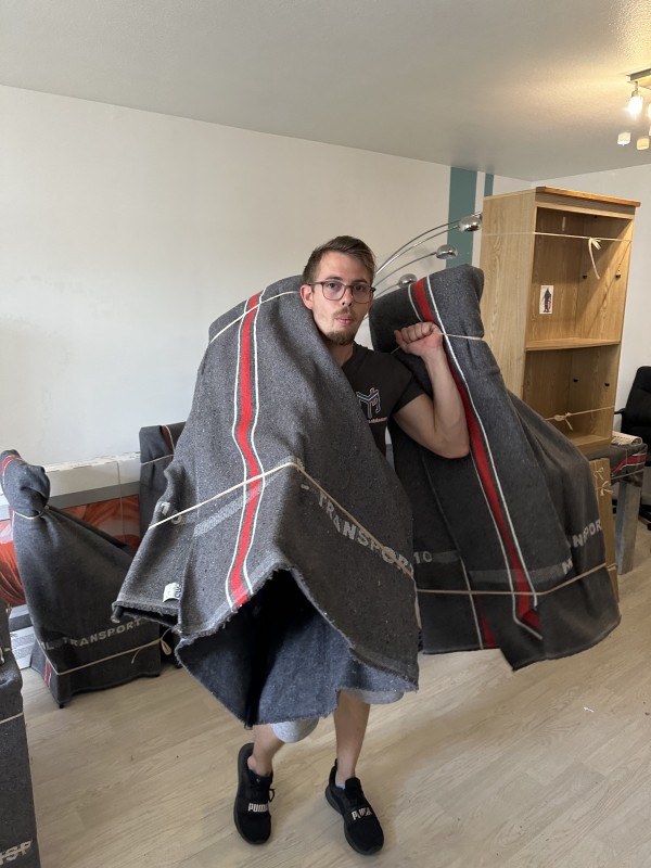 CHAISES EMBALLées SOUS COUVERTURE PAR LES EQUIPES DE ML TRANSPORT ET DEMENAGEMENT