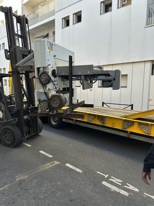 Chargement d’un massicot sur un porte engin par ML, Transport et Déménagement