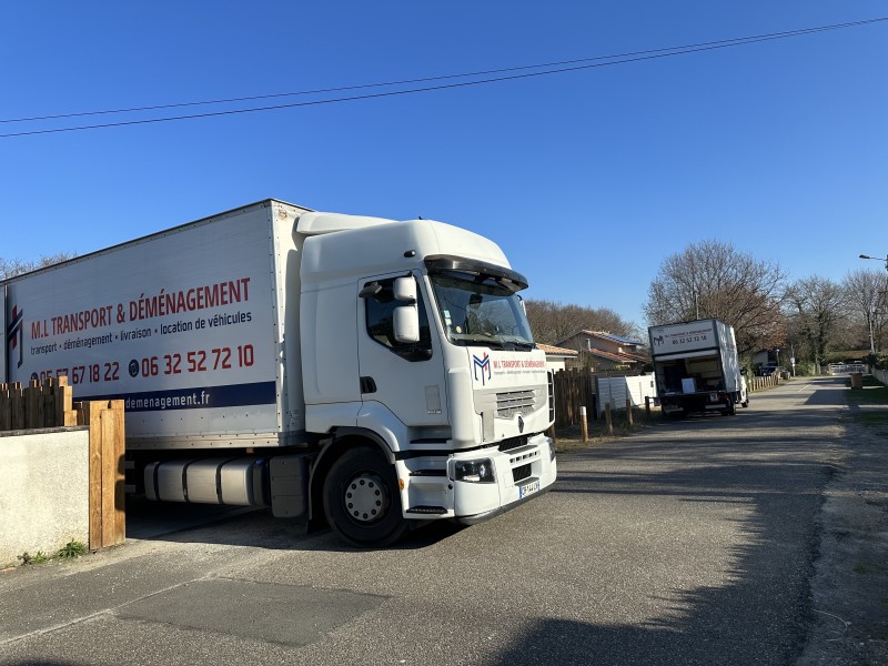 ML Transport et déménagement lors du Déchargement à Gujan-Mestras