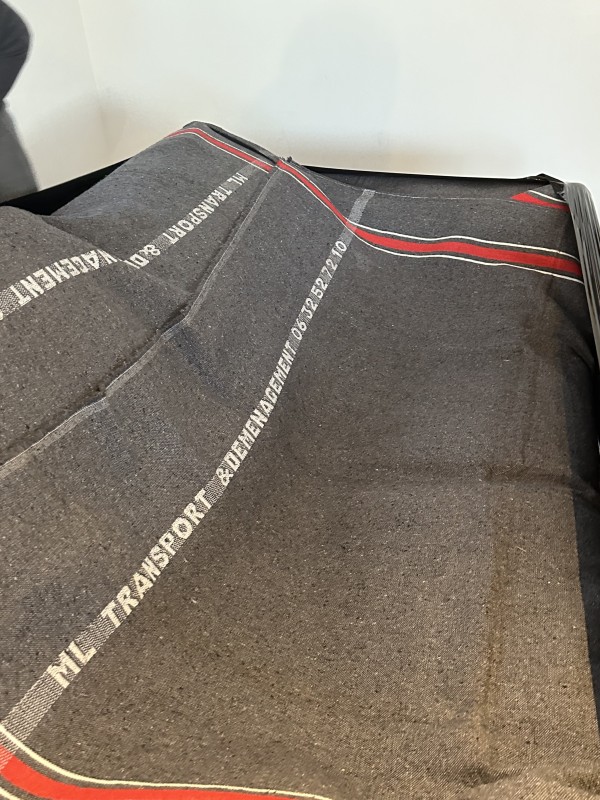 ML. Transport et Demenagement, lors de l’emballage d’un canapé.