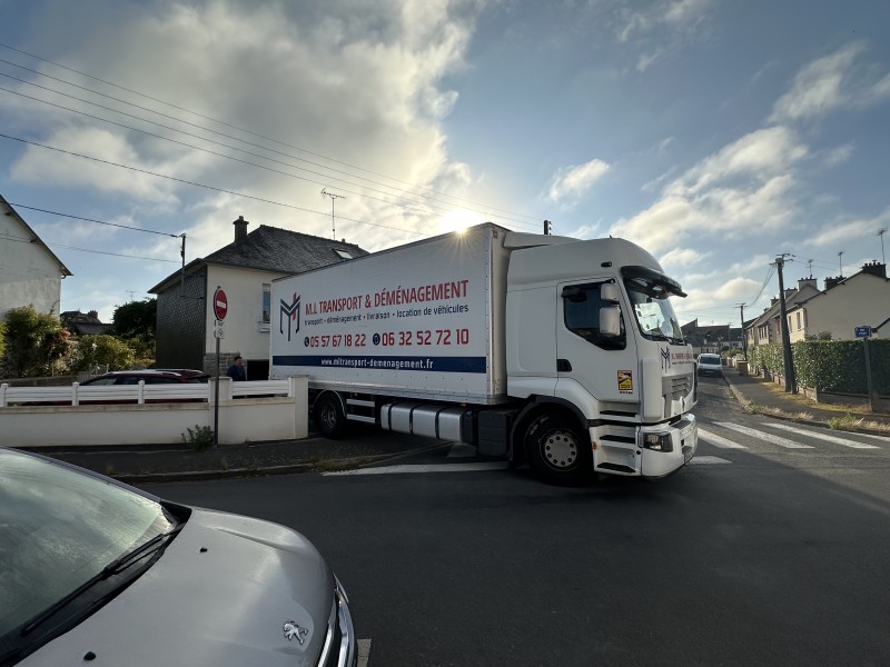 Déménagement d’une famille de Plassac (33) vers Saint-Brieuc (22) : transport longue distance avec accompagnement personnalisé