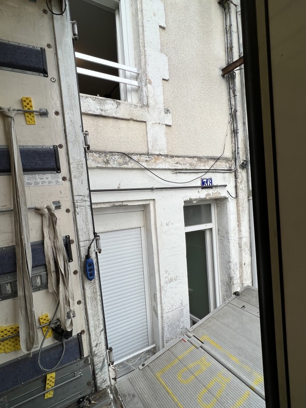 passage par fenêtre lors du déménagement réalisé par Ml transport et déménagement 