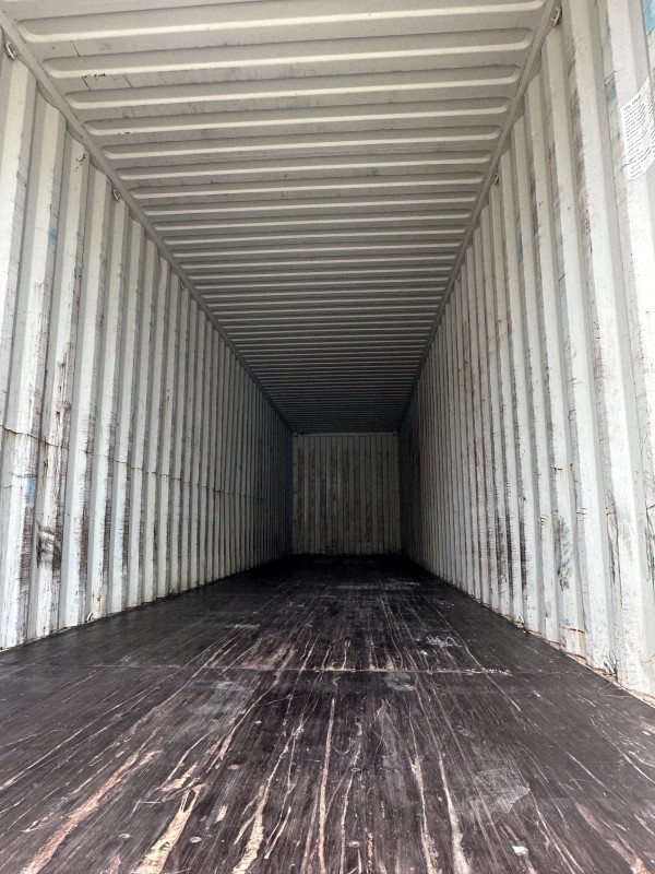 Déménagement international vers Madagascar depuis la Gironde : transport maritime avec véhicule inclus