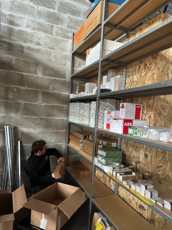 Rangement dans les rayonnages par les équipes de ML,Transport et Déménagement