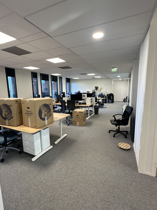 Comment organiser le transfert de bureaux à Pessac de manière efficace en déléguant l'emballage de la vaisselle et des cadres à des professionnels?