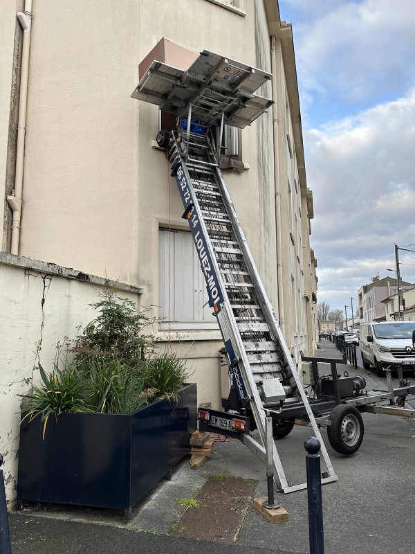 Location de monte-meubles avec opérateur en urgence à Bordeaux centre-ville