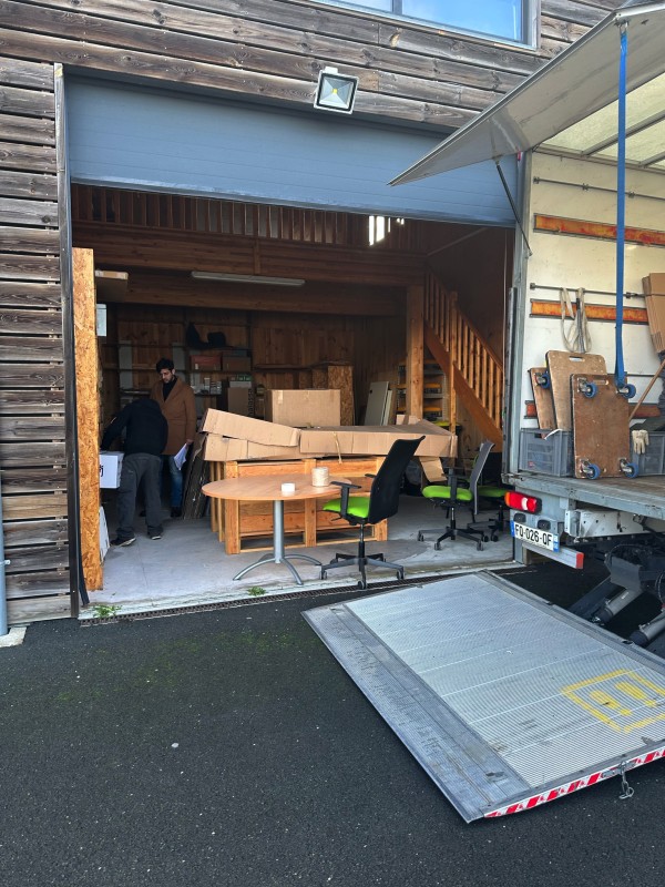 Chargement par les équipes de ML, Transport et Déménagement, à Gujan-Mestras 