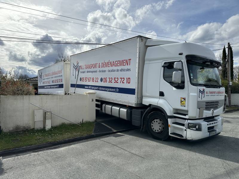 Notre ensemble camion remorque en chargement a SAINT AUBIN MÉDOC en gironde 