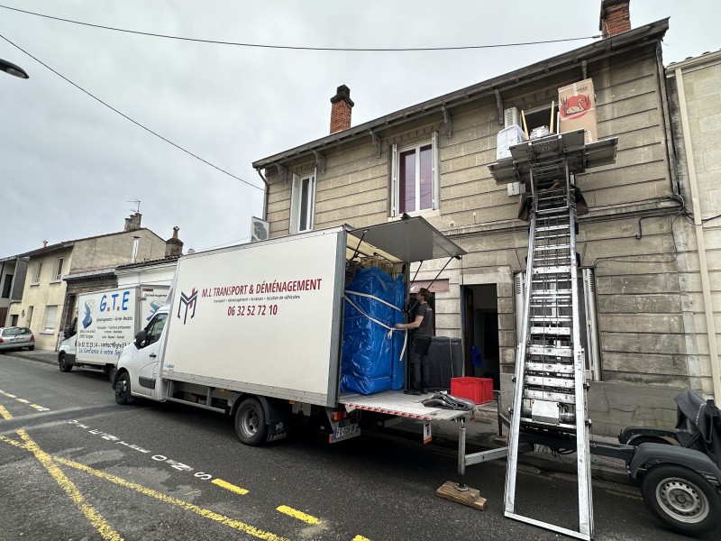 Besoin d’un monte-meubles en urgence à Bordeaux ? Location rapide et efficace au centre-ville