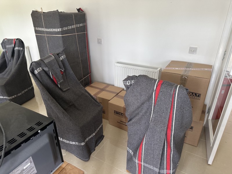 emballage sous couverture des meubles par les équipes de ml transport et déménagement 