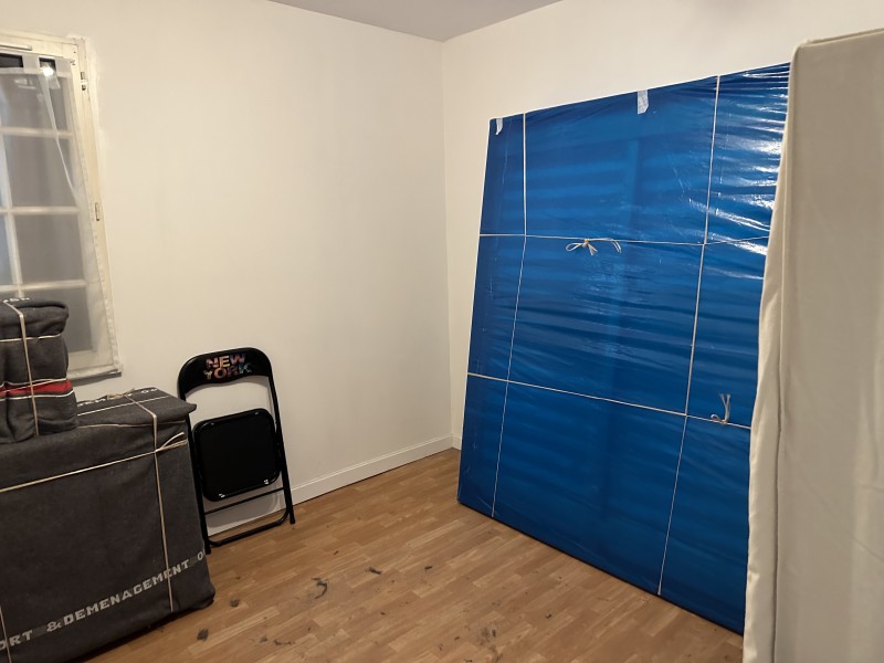 EMBALLAGE SOUS HOUSSE D'UN MATELAS PAR LES EQUIPES DE ML TRANSPORT ET DEMENAGEMENT