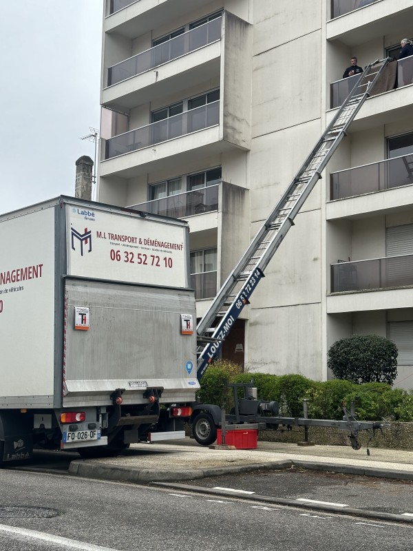 Monte-meubles disponible en urgence à Bordeaux centre : livraison rapide et mise en place incluse