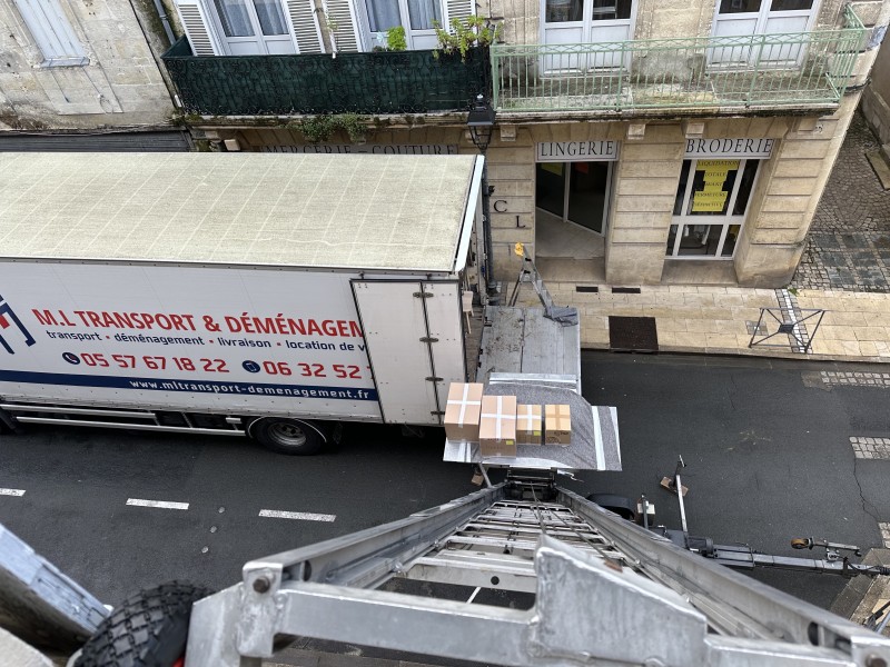 Prise en charge complète du monte-meubles à Créon : installation, sécurité et manipulation des meubles