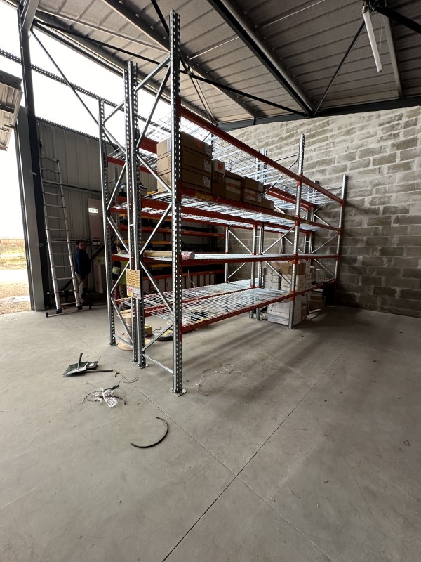 Déchargement en cours par les équipes de ML, Transport et Déménagement