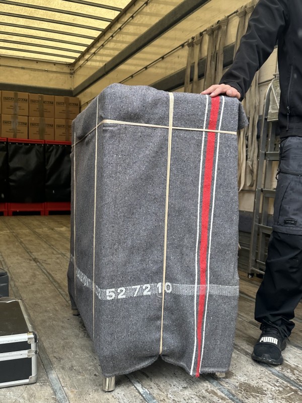 Emballage d'un meuble par les équipes de ml transport et déménagement 