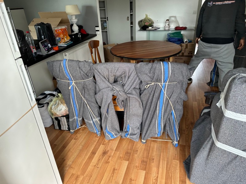 Emballage de chaises sous couverture 