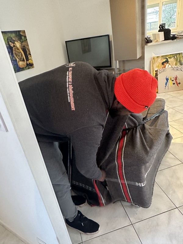 Emballage d’un canapé par les équipes de ML, Transport et Demenagement