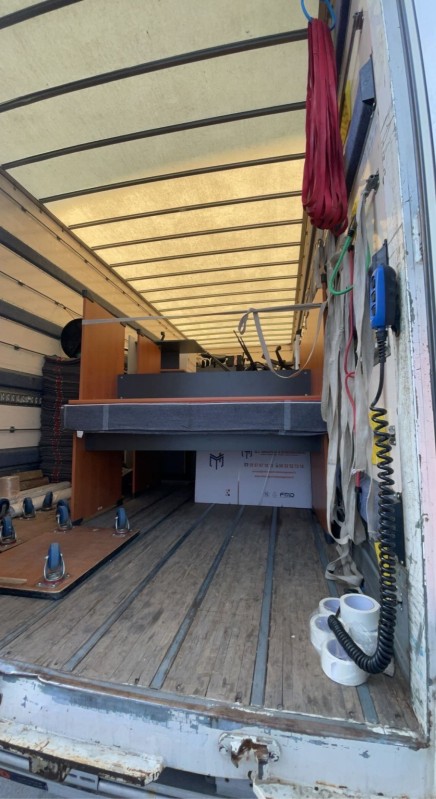 Chargement du mobilier sur un transfert 