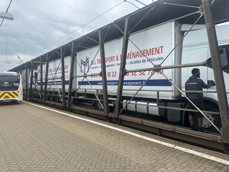 les equipes de ml transport et déménagement dans le shutle en direction de londres