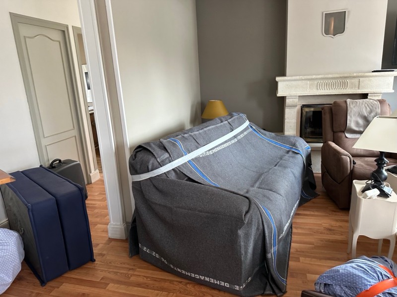 Emballage d’un canapé sous couverture par nos équipe