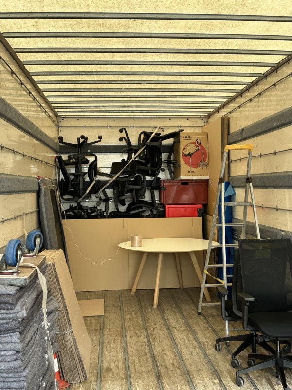Protection soignée des bureaux et caissons avant transport en véhicule capitonné